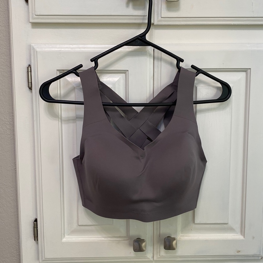 Lululemon sports bra 34D-didn’t fit so never worn!